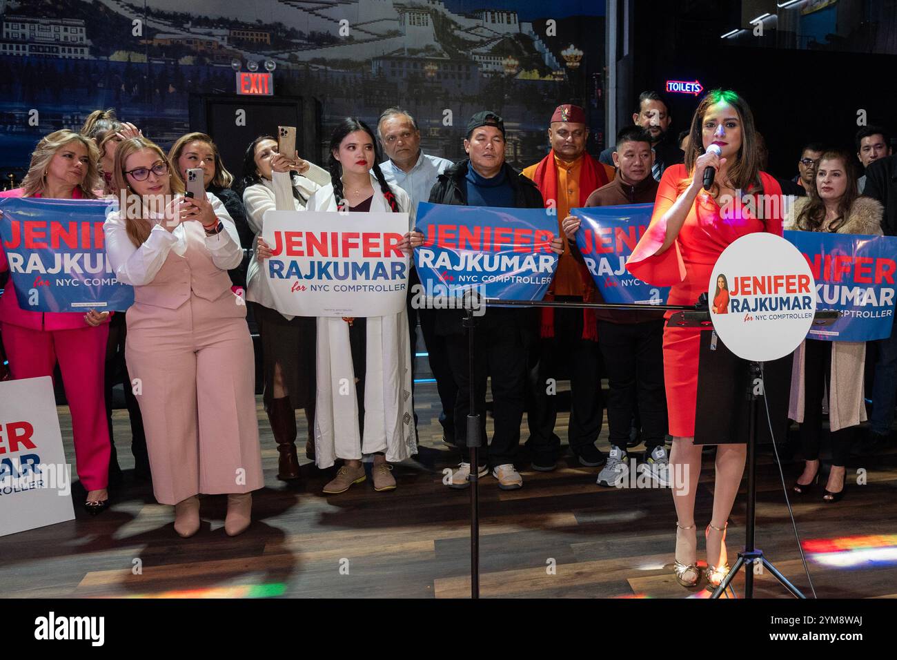 New York, NY, USA, 20. November 2024: NYS Assemblymitglied Jenifer Rajkumar Kick-off-Rallye für NYC Comptroller am 20. November 2024 im Palace in Queens in New York. Jenifer Rajkumar begann ihre Kampagne für die Position des Stadtrechners, die Wahlen werden im November 2025 stattfinden. Quelle: Lev Radin/Alamy Live News Stockfoto