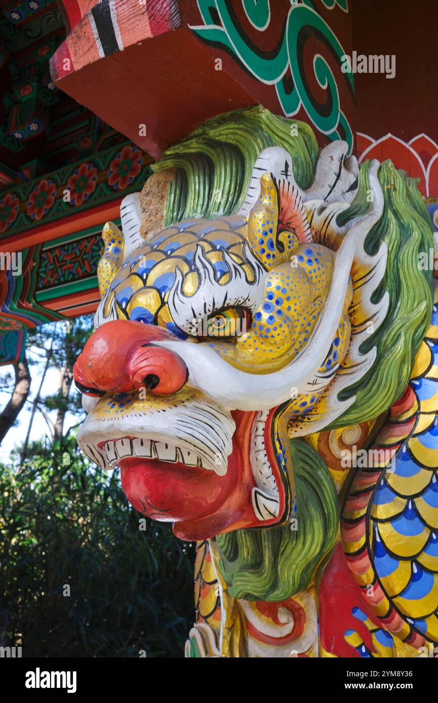 September 2024, Schnitzerei im Haedong Yonggungsa Tempel in Busan, Südkorea Stockfoto