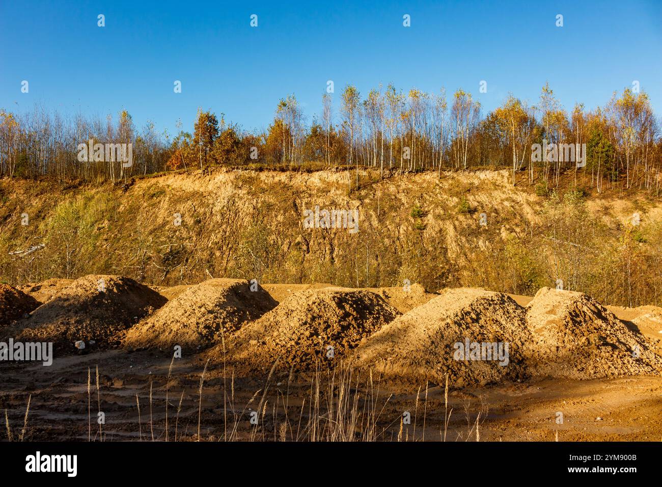 Bodenhalden in einem alten Sandsteinbruch, Entfernung von Abfallgestein Stockfoto