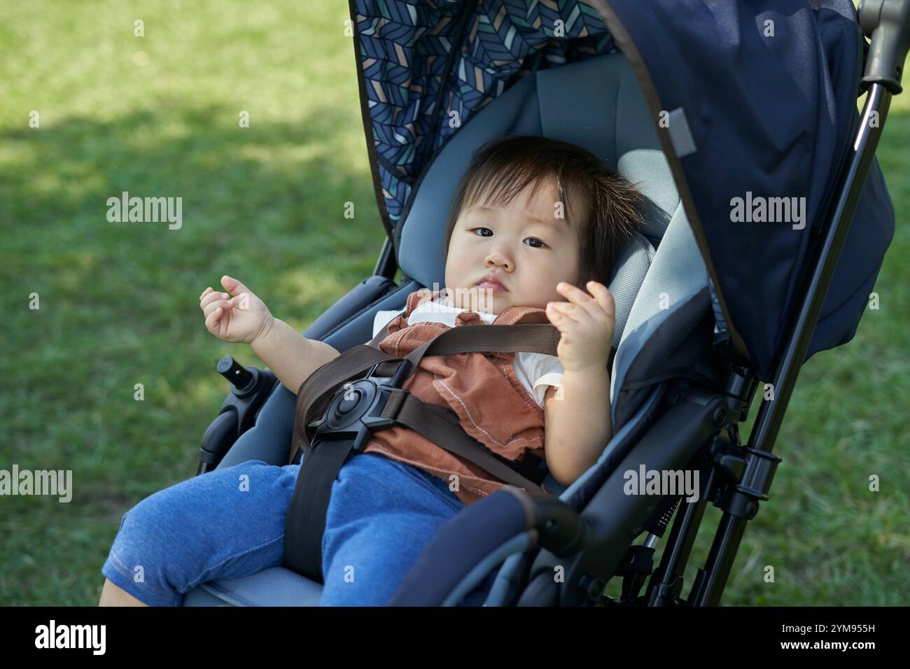 Süßes japanisches Baby im Kinderwagen Stockfoto