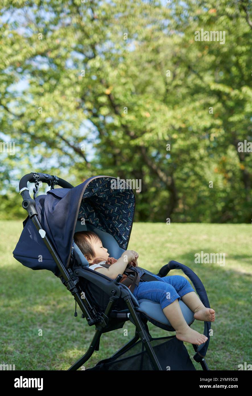Süßes japanisches Baby im Kinderwagen Stockfoto