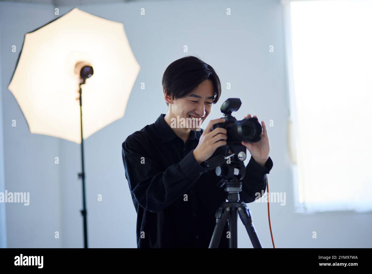 Japanischer Fotograf, der in einem Fotostudio fotografiert Stockfoto