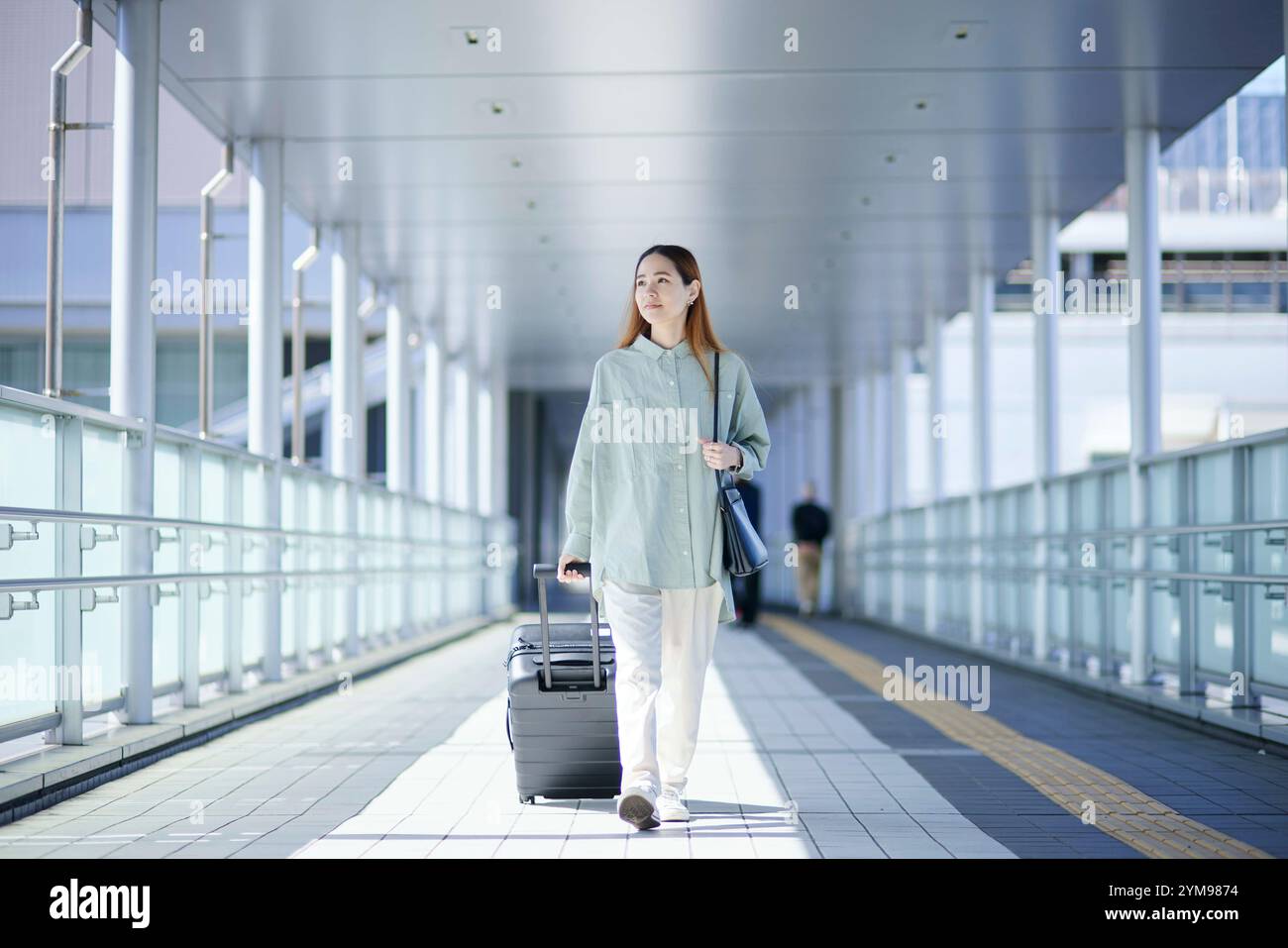 Weibliche internationale Reisende, die mit Koffer unterwegs sind Stockfoto