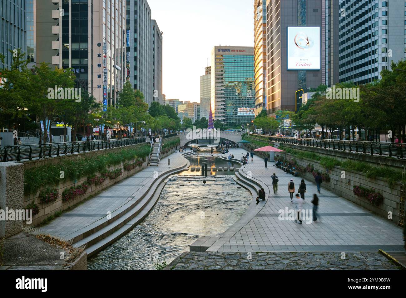 Der Cheonggyecheon Stream fließt durch das Herz von Seoul und bietet einen friedlichen, urbanen Zufluchtsort und einen malerischen Spaziergang am Fluss Stockfoto