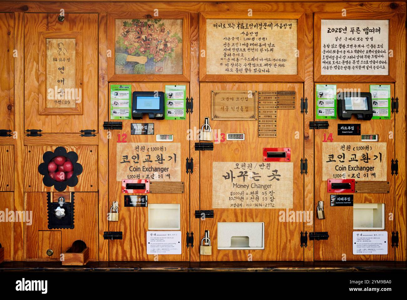 Eine traditionelle Holzkiste mit Wahrsagern befindet sich im Viertel Jongno in Seoul Stockfoto