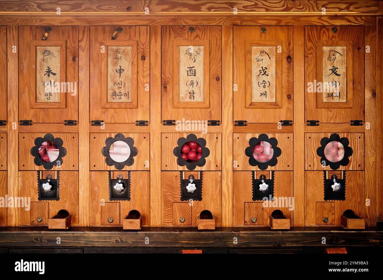 Eine traditionelle Holzkiste mit Wahrsagern befindet sich im Viertel Jongno in Seoul Stockfoto