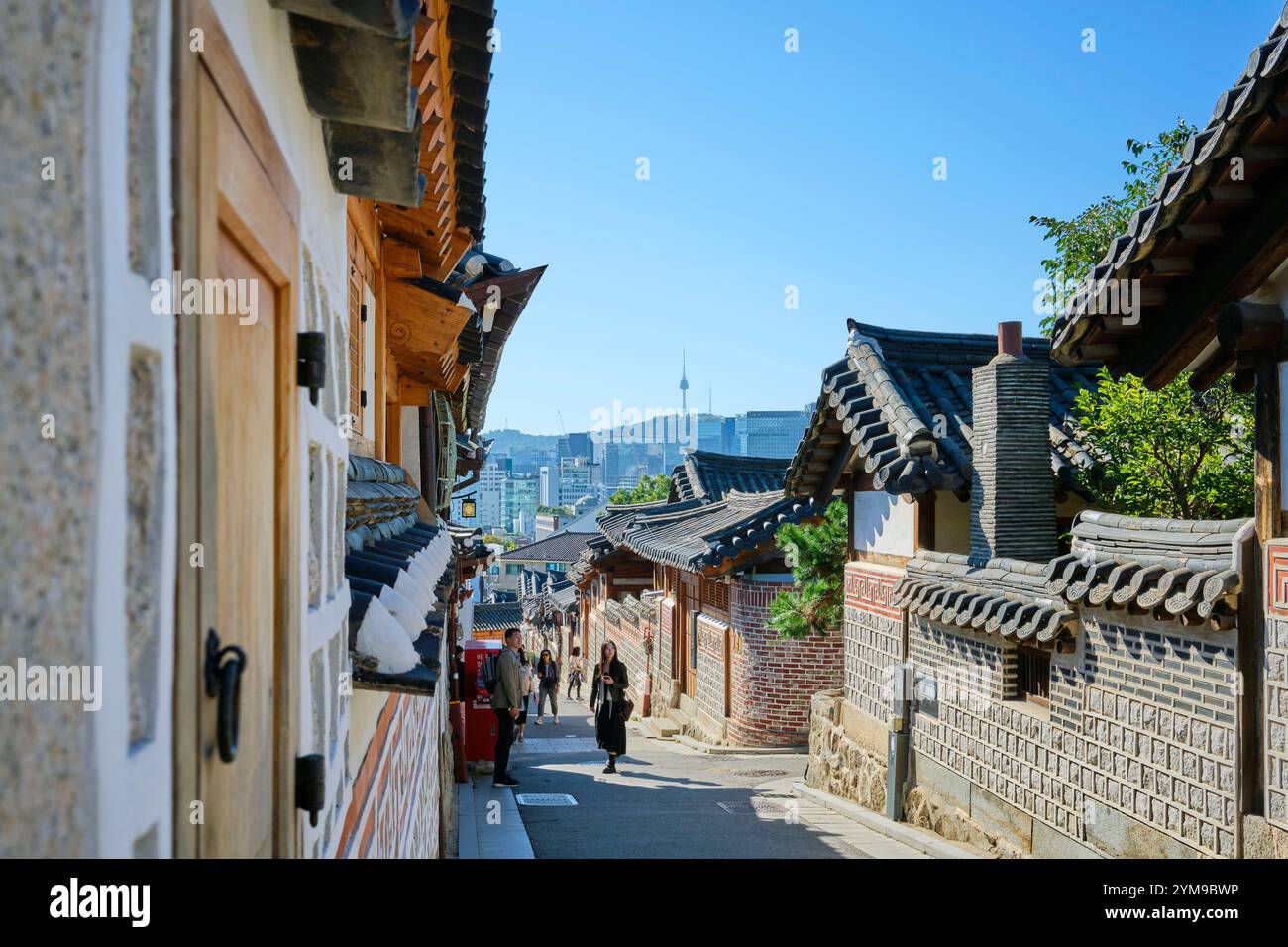 Oktober 2024, Bukchon Hanok Village in Seoul. Hanok ist ein traditionelles koreanisches Haus. Stockfoto