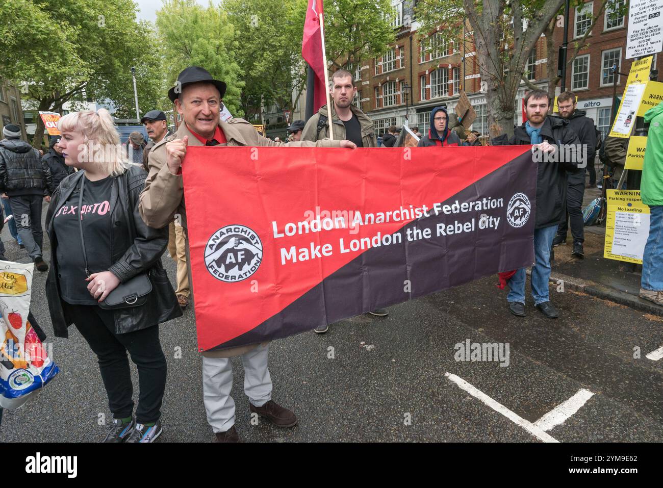 London, Großbritannien. Mai 2017. Mitglieder der London Anarchist Federation mit dem Banner „Make London the Rebel City“ beim International Workers Day in Clerkenwell Green, bevor sie durch London zu einer Kundgebung am Trafalgar Square marschieren. Sie feiern die vielen Erfolge des Kampfes der Arbeitnehmer im Laufe der Jahre und zeigen ihre Entschlossenheit, gegen Versuche zur Einschränkung der Rechte der Arbeitnehmer zu kämpfen und den Kampf für Gleichheit und Gerechtigkeit fortzusetzen. Stockfoto