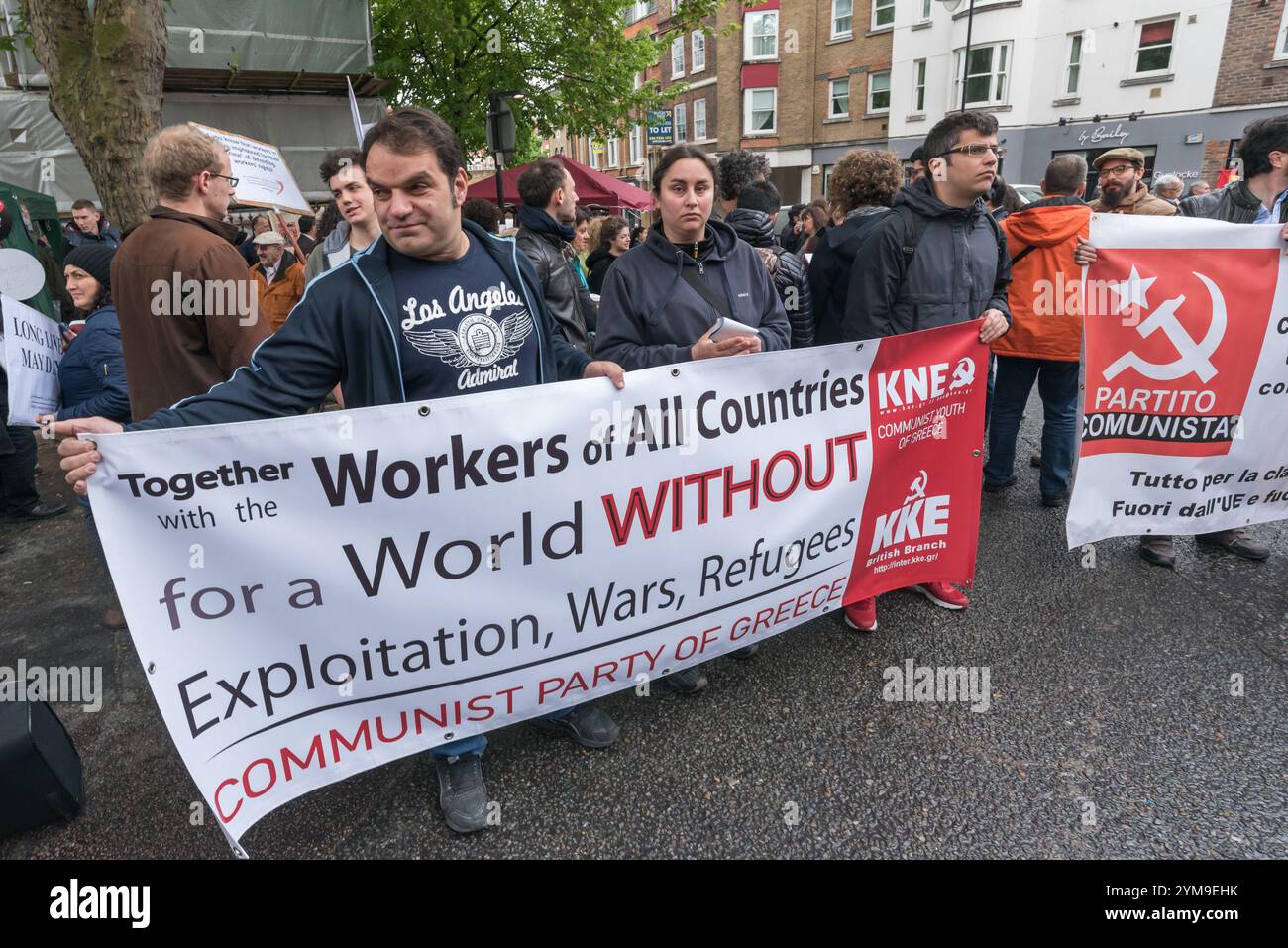 London, Großbritannien. Mai 2017. Griechische und italienische Kommunisten halten Partybanner im Clerkenwell Green, um den Internationalen Arbeitertag zu feiern, darunter viele aus Londons internationalen Gemeinschaften und Migrantengemeinschaften, die sich vor dem Marsch durch London zu einer Kundgebung am Trafalgar Square versammeln. Stockfoto
