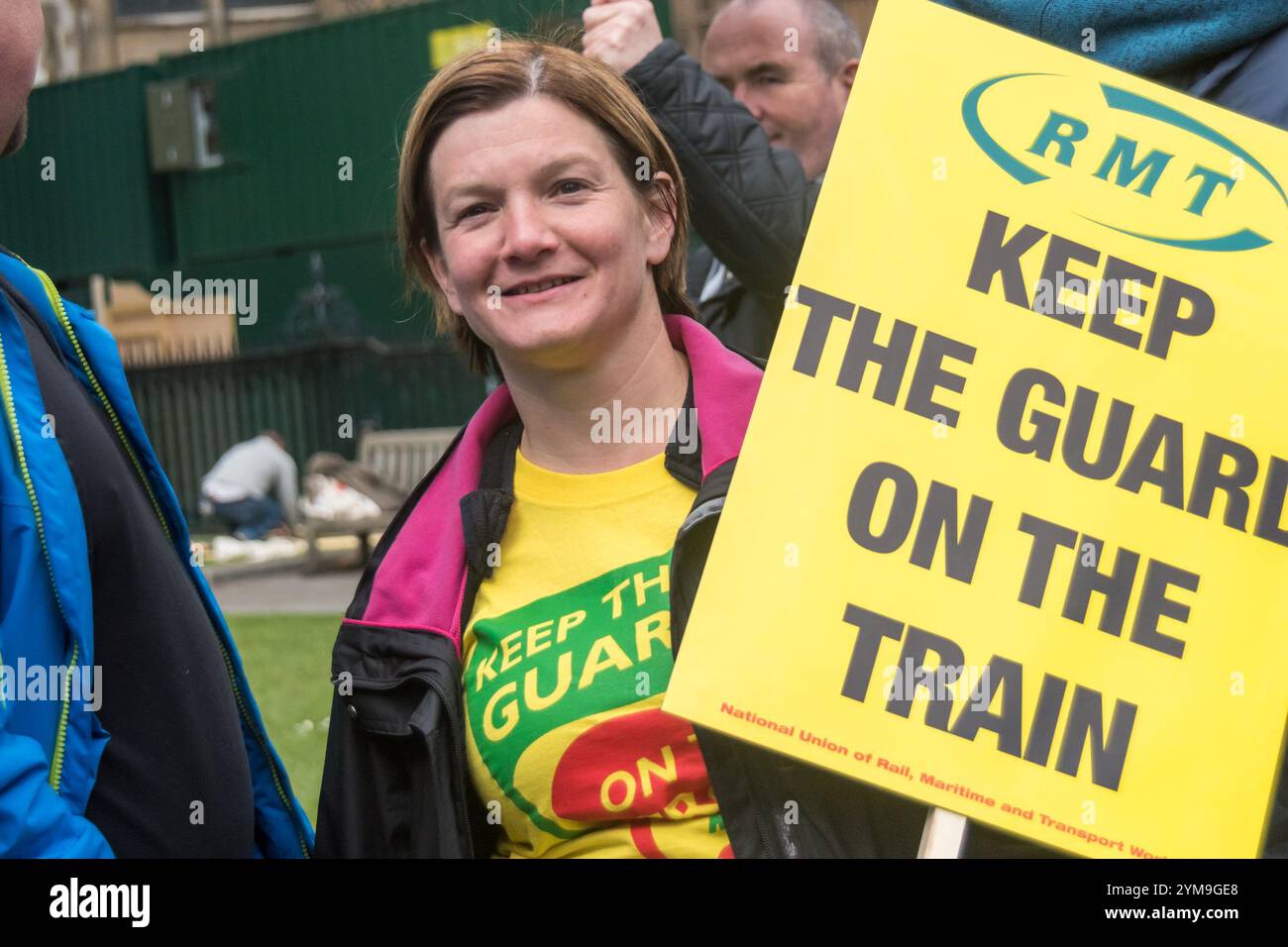 London, Großbritannien. April 2017. Es gab Plakate und T-Shirts mit der Aufschrift „Keep the Guard on the Train“ beim nationalen Protest des RMT vor dem Parlament, um ein Jahr seit Beginn ihrer Auseinandersetzung mit Southern Rail über die Einführung des reinen Fahrerbetriebs zu feiern. Der Protest wurde von behinderten Zugfahrern der DPAC unterstützt, die die Anwesenheit von Wachleuten, die für die Türen zuständig sind, für die Sicherheit behinderter Fahrgäste von entscheidender Bedeutung sind. Die Sicherheit der Fahrgäste ist in den langen 8-, 10- oder 12-Güterzügen auf vielen südlichen Strecken eindeutig gefährdet, es sei denn, ein Mitarbeiter befindet sich tatsächlich auf dem Bahnsteig, um zu unterziehen Stockfoto