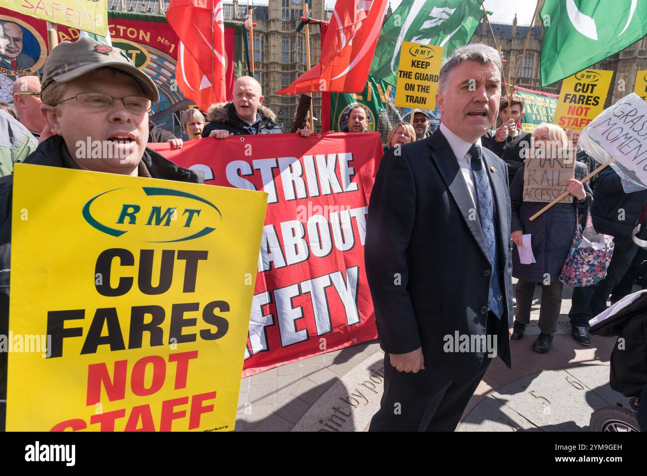 London, Großbritannien. April 2017. RMT-Generalsekretär Mick Cash (Mitte) mit Demonstranten beim nationalen Protest vor dem Parlament, um ein Jahr seit Beginn ihrer Auseinandersetzung mit Southern Rail über die Einführung des reinen Fahrerbetriebs zu feiern. Der Protest wurde von behinderten Zugfahrern der DPAC unterstützt, die die Anwesenheit von Wachleuten, die für die Türen zuständig sind, für die Sicherheit behinderter Fahrgäste von entscheidender Bedeutung sind. Die Sicherheit der Fahrgäste ist in den langen 8, 10 oder 12 Güterzügen auf vielen südlichen Strecken eindeutig gefährdet, es sei denn, ein Mitarbeiter befindet sich tatsächlich auf dem Bahnsteig, um die Passagiere in der Höhe zu überwachen Stockfoto