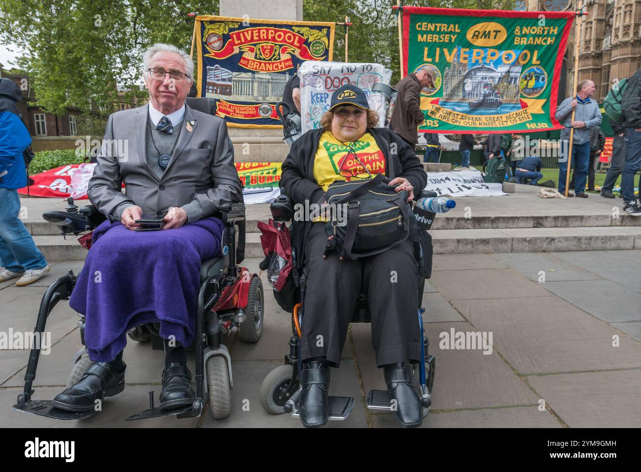 London, Großbritannien. April 2017. Anhänger in Rollstühlen beim nationalen RMT protestieren vor dem Parlament, um ein Jahr seit Beginn ihres Streits mit Southern Rail über die Einführung des reinen Fahrerbetriebs zu feiern. Der Protest wurde von behinderten Zugfahrern der DPAC unterstützt, die die Anwesenheit von Wachleuten, die für die Türen zuständig sind, für die Sicherheit behinderter Fahrgäste von entscheidender Bedeutung sind. Die Sicherheit der Fahrgäste ist in den langen 8-, 10- oder 12-Güterzügen auf vielen südlichen Strecken eindeutig gefährdet, es sei denn, ein Mitarbeiter befindet sich tatsächlich am Bahnsteig, um die aus- und Einstiegszüge zu überwachen. A Stockfoto