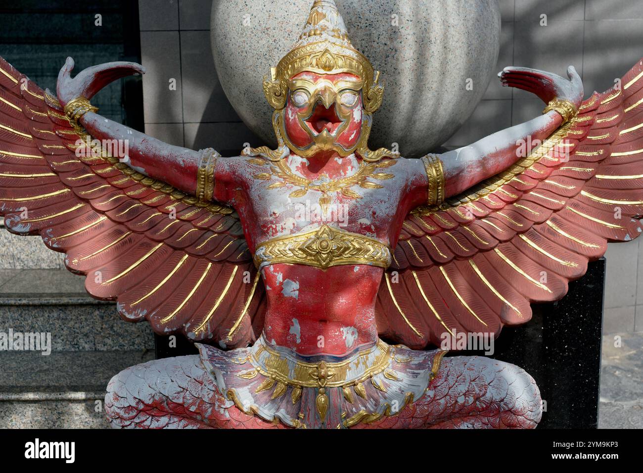 Eine hölzerne, getragene Figur eines kruth (Krud), die thailändische Version von Garuda, das Fahrzeug des Gottes Vishnu und ein nationales Emblem Thailands; Bangkok, Thailand Stockfoto