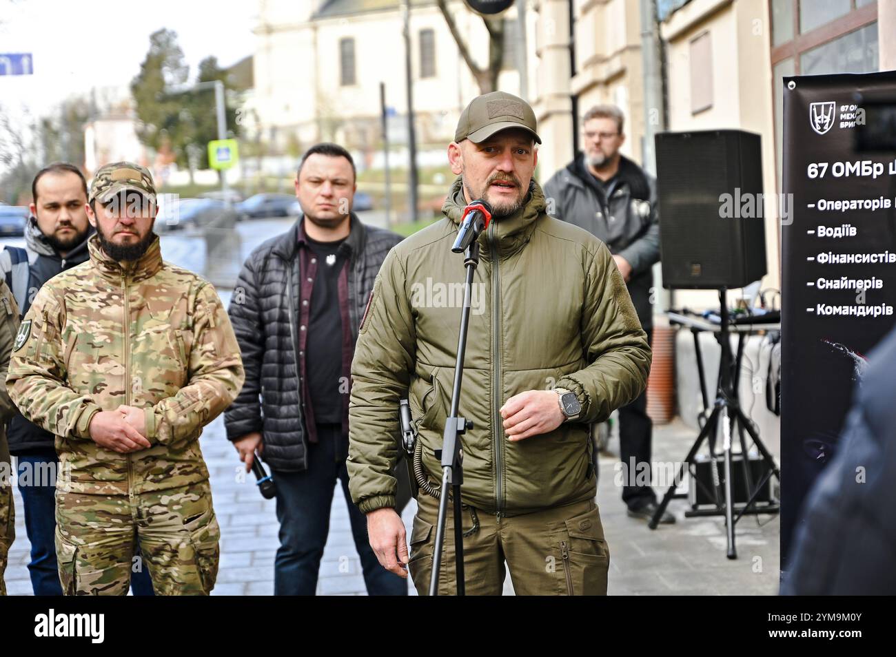 LVIV, UKRAINE - 15. NOVEMBER 2024 - Kommandeur der 67. Separaten Mechanisierten Brigade Oberstleutnant Oleksandr Poliaiev liefert eine Stockfoto