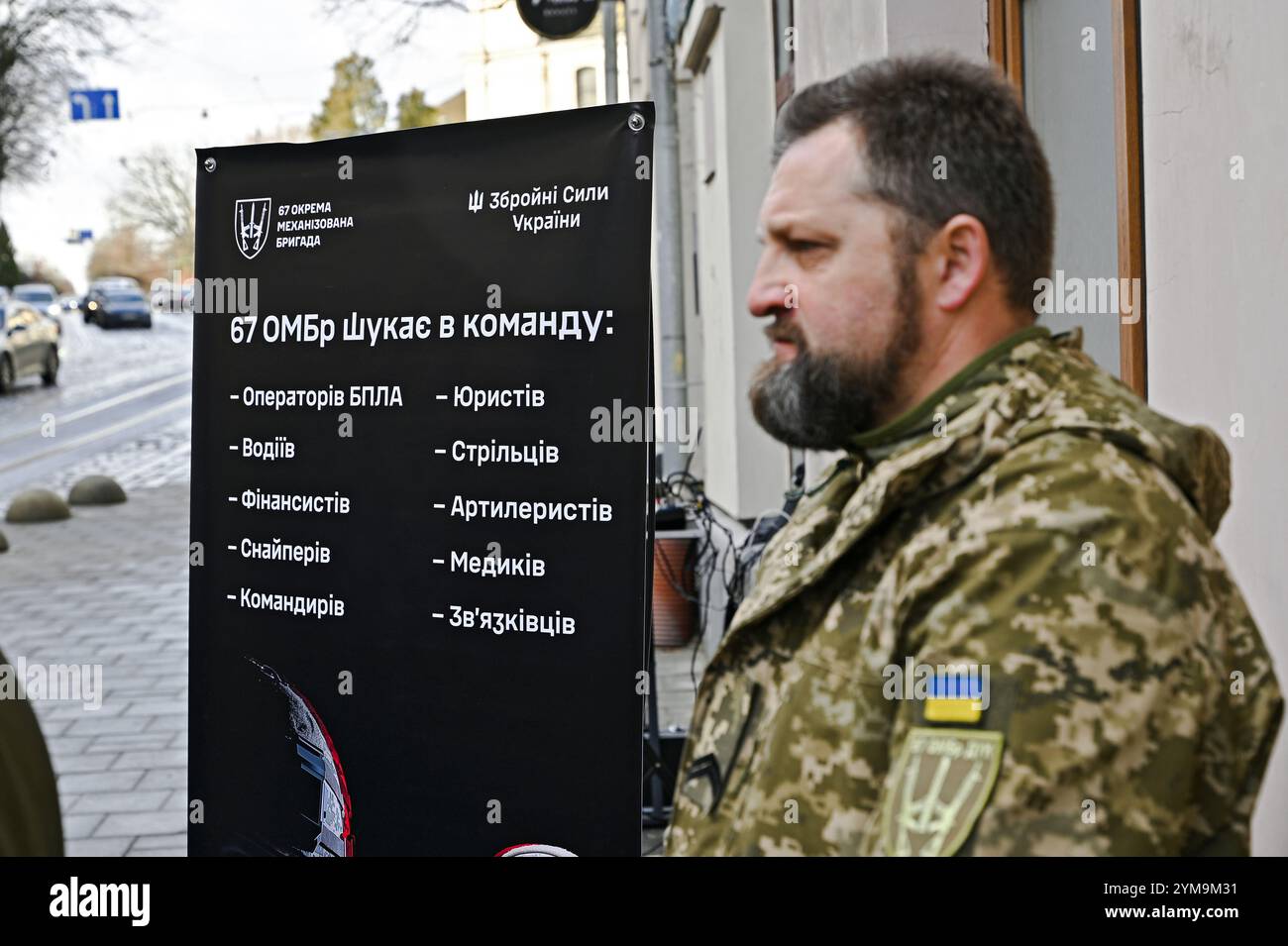 Nicht exklusiv: LVIV, UKRAINE - 15. NOVEMBER 2024 - Einweihung des ersten Rekrutierungszentrums der 67. Separaten Mechanisierten Brigade Take in Ukraines Stockfoto
