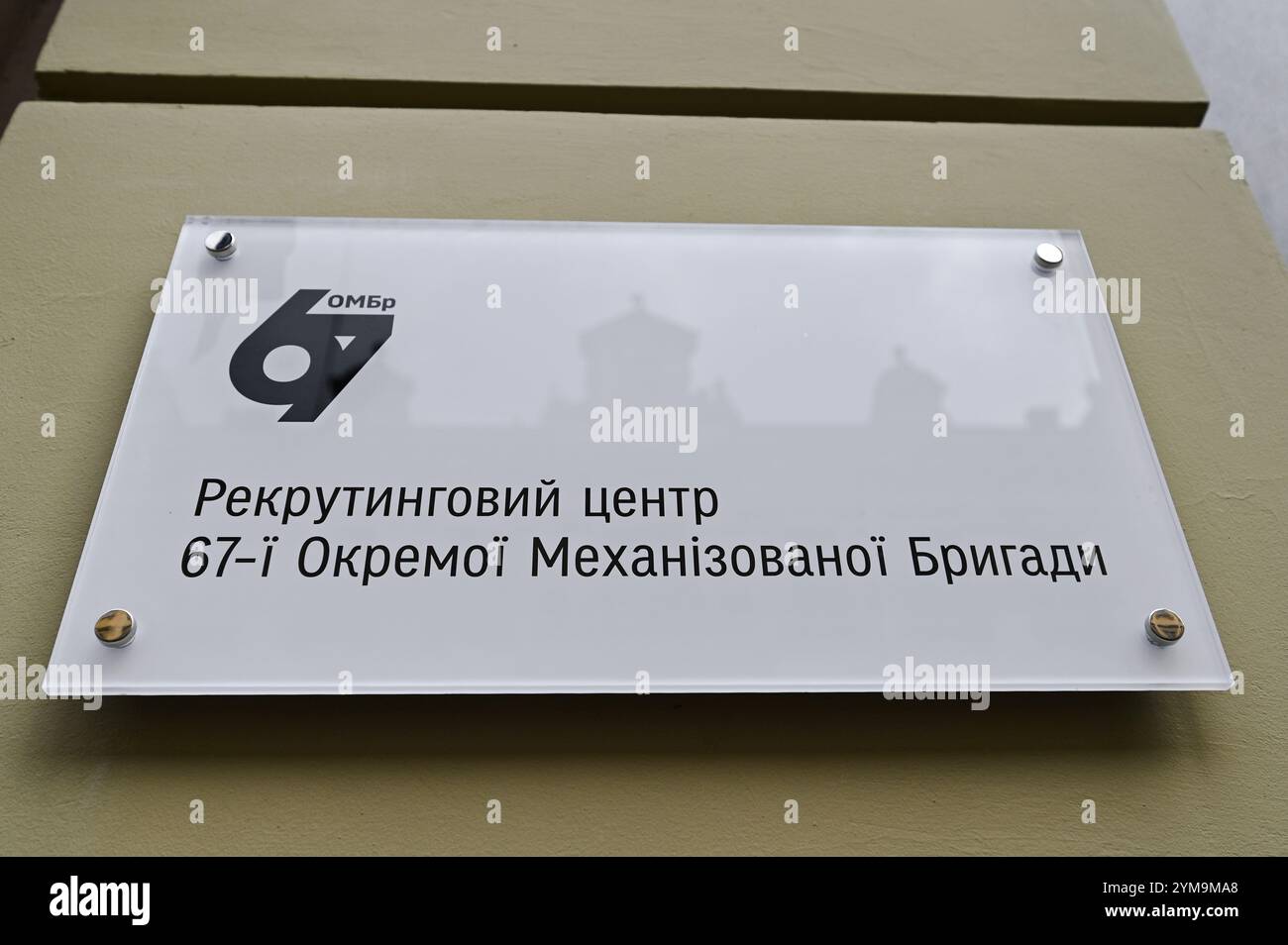 Nicht exklusiv: LVIV, UKRAINE - 15. NOVEMBER 2024 - Einweihung des ersten Rekrutierungszentrums der 67. Separaten Mechanisierten Brigade Take in Ukraines Stockfoto