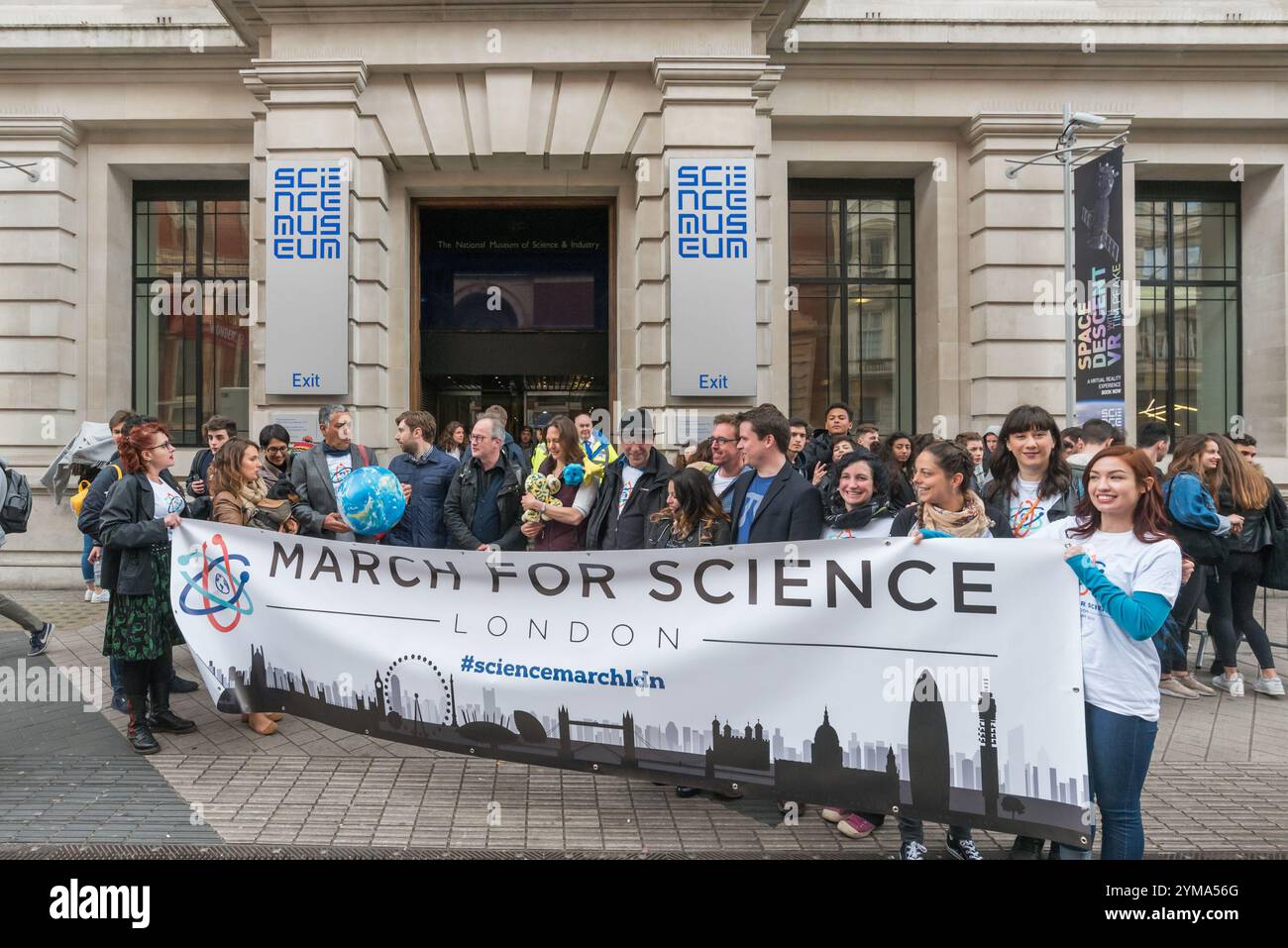 London, Großbritannien. April 2017. Das Banner „Marsch für Wissenschaft“ vor dem Wissenschaftsmuseum vor Tausenden von Wissenschaftlern und Unterstützern der Wissenschaft marschieren durch London zu einer Versammlung im Parlament, um die entscheidende Rolle zu feiern, die die Wissenschaft in unserem Leben spielt, und um ein Ende der Fake News und Fake Science wie der Klimaleugnung durch Politiker wie Trump zu fordern, die sich als katastrophal erweisen werden. Sie wollen, dass das Vereinigte Königreich und andere Regierungen ihre Politik auf bewährter Forschung und nicht auf Anekdoten und Vorurteilen stützen und fordern die internationale Zusammenarbeit in der Wissenschaft, die vom Brexit und Isolationismus A bedroht ist Stockfoto
