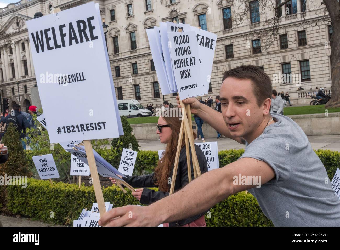 London, Großbritannien. April 2017. Eine Gruppe junger Menschen, #1821Resist, kam zum Parlamentsplatz, um gegen die Abschaffung der Wohnbeihilfe für junge Menschen zu protestieren, die heute in Kraft tritt. Sie sagen, dass sich die Obdachlosigkeit unter der Herrschaft der Tory seit 2010 verdoppelt hat und dass diese Veränderung weiterhin schutzbedürftigen Menschen ohne Zuhause bleiben wird, was es fast unmöglich macht, Arbeit oder Bildung zu bekommen. Stockfoto