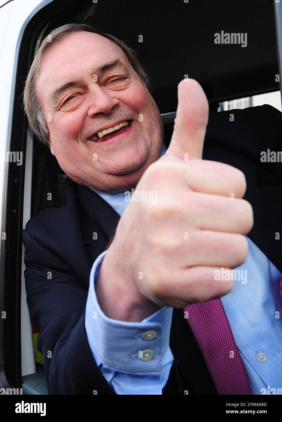 Aktenfoto vom 04/10 des ehemaligen stellvertretenden Premierministers John Prescott in seinem Labour-Schlachtbus am Bahnhof Carlisle während des Wahlkampfs 2010. Der ehemalige stellvertretende Premierminister John Prescott ist im Alter von 86 Jahren nach einem Kampf gegen Alzheimer gestorben, teilte seine Familie mit. Ausgabedatum: Donnerstag, 21. November 2024. Stockfoto