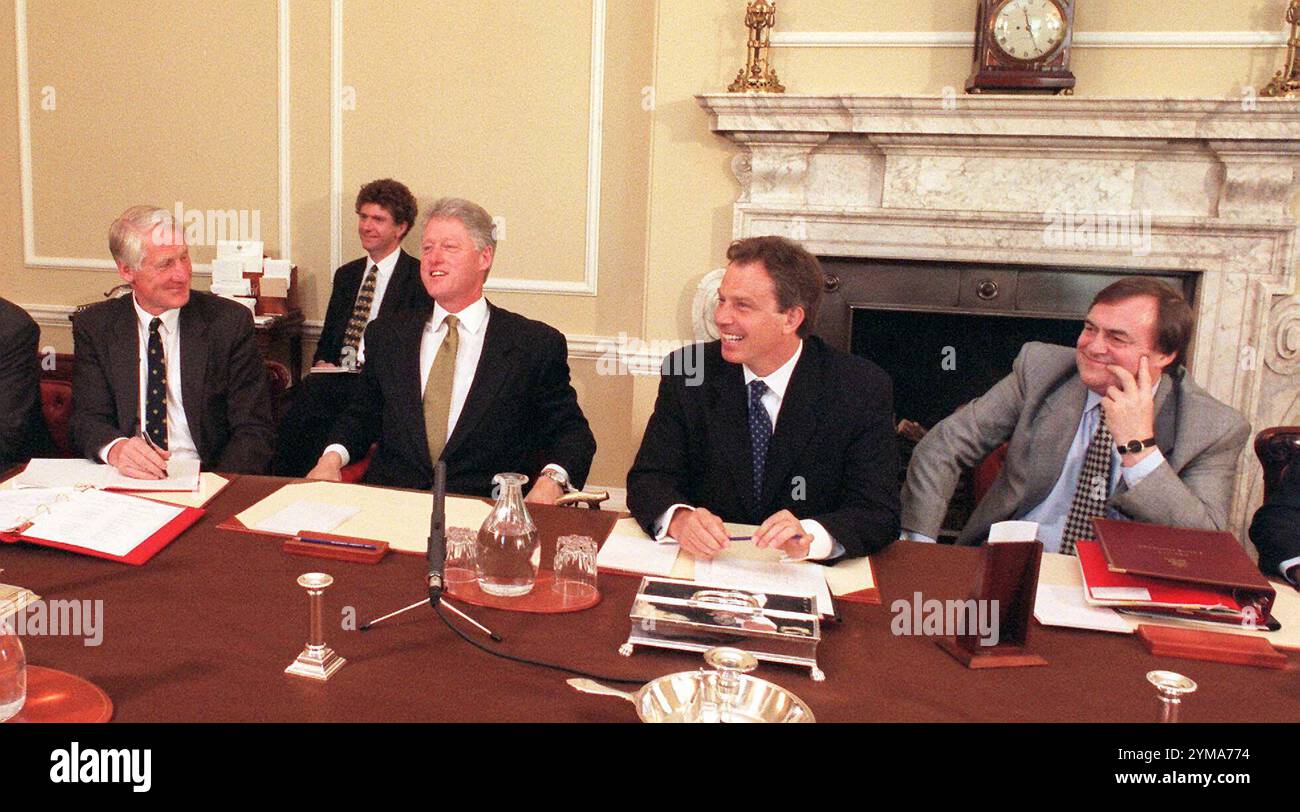 Aktenfoto vom 05/97: US-Präsident Bill Clinton, der an einer Kabinettssitzung in der Downing Street mit Kabinettssekretär Sir Robin Butler (links), Premierminister Tony Blair und stellvertretendem Premierminister John Prescott teilnahm. Der ehemalige stellvertretende Premierminister John Prescott ist im Alter von 86 Jahren nach einem Kampf gegen Alzheimer gestorben, teilte seine Familie mit. Ausgabedatum: Donnerstag, 21. November 2024. Stockfoto