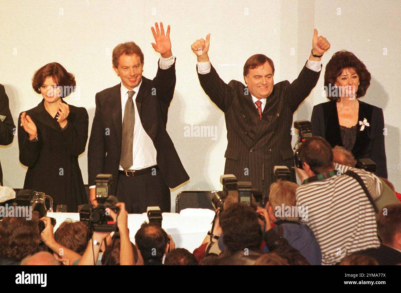 Aktenfoto vom 10/96 von (links nach rechts) Cherie Blair, der damalige Vorsitzende der Arbeiterpartei Tony Blair, der damalige stellvertretende Vorsitzende John Prescott und seine Frau Pauline Prescott, winkten der Menge am Ende der Labour Party-Konferenz in Blackpool zu. Der ehemalige stellvertretende Premierminister John Prescott ist im Alter von 86 Jahren nach einem Kampf gegen Alzheimer gestorben, teilte seine Familie mit. Ausgabedatum: Donnerstag, 21. November 2024. Stockfoto