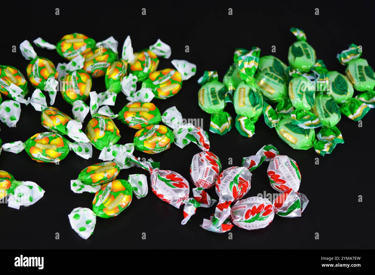 Essen, Leckereien, Urlaub, Partys. Schöne Fruchtbonbons aus Saft und Fruchtextrakt, verpackt in farbenfrohem, hellem Polyethylen. Stockfoto