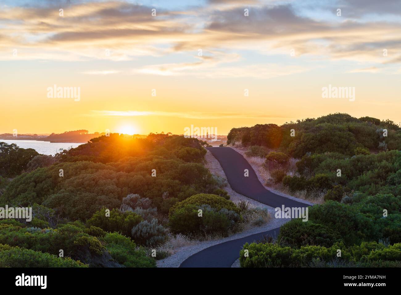 Wunderschöner Sonnenaufgang über dem Gewand, Blick vom Obelisk Lookout, Limestone Coast, South Australia Stockfoto