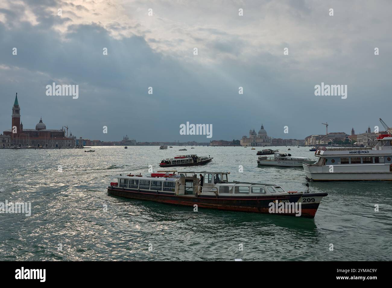 Venice,Italy;October,17,2024: Der Alltag in Venedig zeigt den hektischen Verkehr von Vaporettos auf den Kanälen. Im Hintergrund Stockfoto