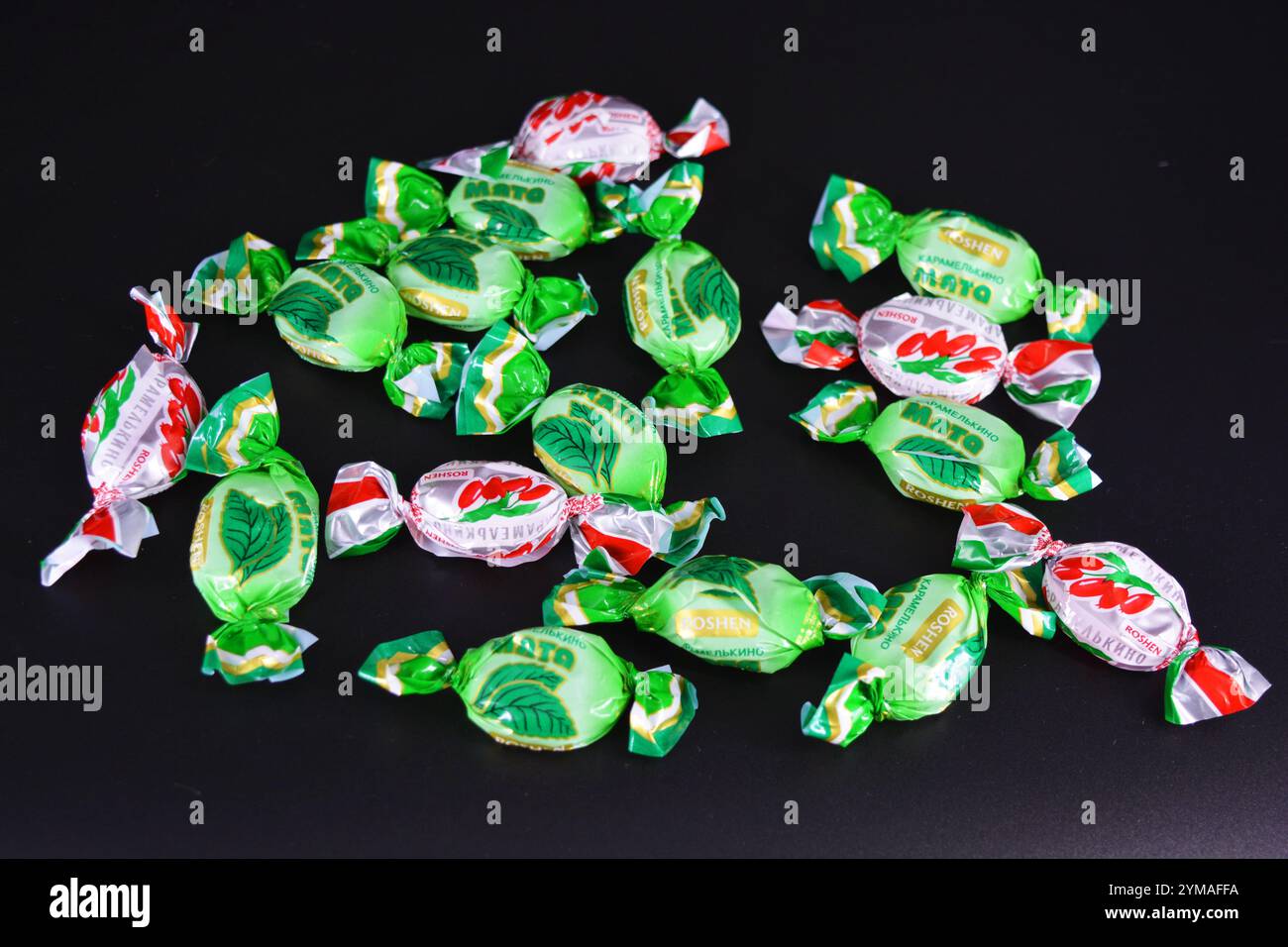 Essen, Leckereien, Urlaub, Partys. Schöne Fruchtbonbons aus Saft und Fruchtextrakt, verpackt in farbenfrohem, hellem Polyethylen. Stockfoto
