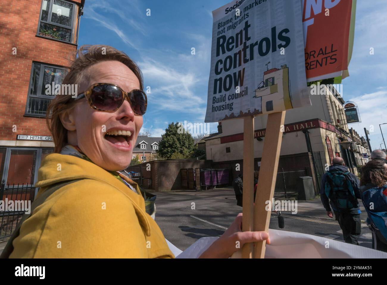 London, Großbritannien. März 2017. Ein Wohnungskämpfer auf dem marsch von Canada Water, um in der Thurlow Lodge Community Hall auf dem Aylesbury Estate zu protestieren und den von der Labour-Partei betriebenen Southwark Council aufzurufen, Häuser und Arbeitsplätze in der Stadt zu retten. Der marsch brachte Mieterorganisationen und Einwohnerorganisationen, lokale Unternehmensnetzwerke und andere zusammen, die sich gegen den Abriss von Grundstücken des Southwark zur Sanierung von Luxuswohnungen, den Verkauf von öffentlichem Land an private Entwickler und gewinnorientierte Wohnungsbauverbände und die Verdrängung kleiner Unternehmen durch Strategien, die sie sagen, dass es ausschließlich um die Realisierung von Vermögenswerten geht Stockfoto