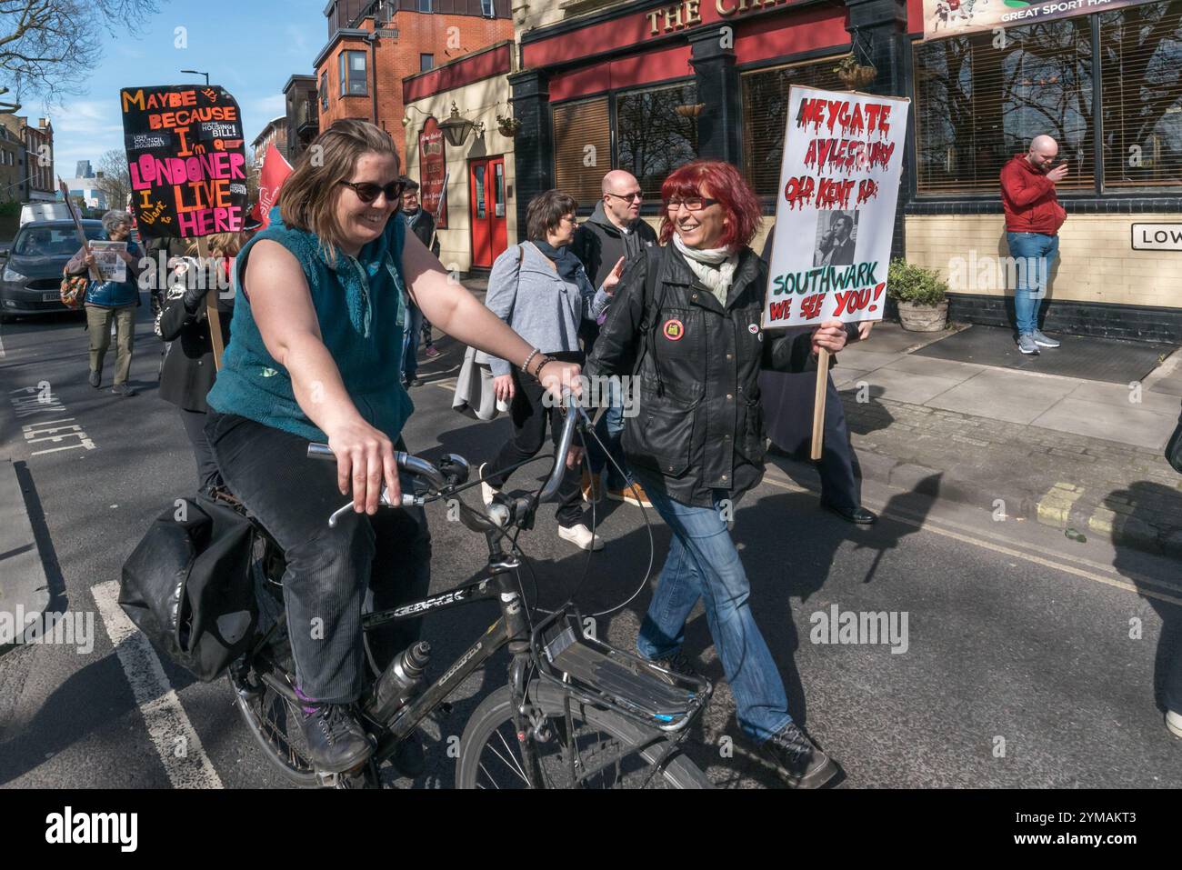 London, Großbritannien. März 2017. Southwark Aylesbury Estate Aktivisten auf dem marsch von Canada Water, um in der Thurlow Lodge Community Hall auf dem Aylesbury Estate zu protestieren und den von der Labour Party betriebenen Southwark Council aufzurufen, Häuser und Arbeitsplätze in der Stadt zu retten. Der marsch brachte Mieterverbände und Einwohnerorganisationen, lokale Unternehmensnetzwerke und andere zusammen, die sich gegen den Abriss von Grundstücken des Southwark zur Sanierung von Luxuswohnungen, den Verkauf von öffentlichem Land an private Bauträger und gewinnorientierte Wohnungsverbände und die Verdrängung kleiner Unternehmen durch Strategien, die sie sagen, dass sie sich ausschließlich mit Real befassen Stockfoto