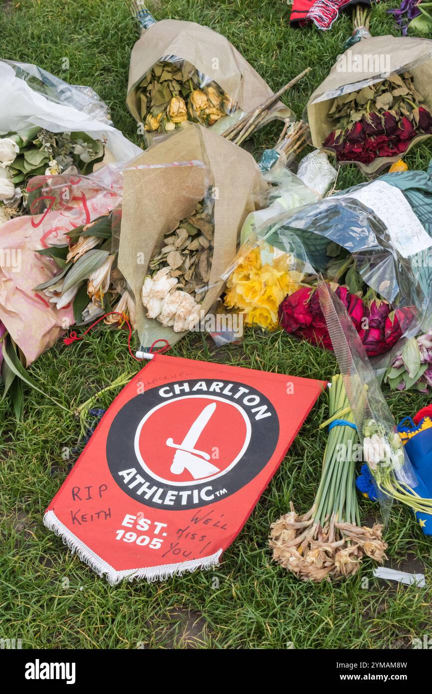 April. Zehn Tage nach dem Terroranschlag in Westminster halten die Menschen immer noch an, um die Blumen für die Opfer entlang der gesamten Front des Parliament Square zu sehen und zu fotografieren. Ein Charlton Athletic-Banner erinnert an PC Keith Palmer, der ein Unterstützer des Clubs war. Stockfoto