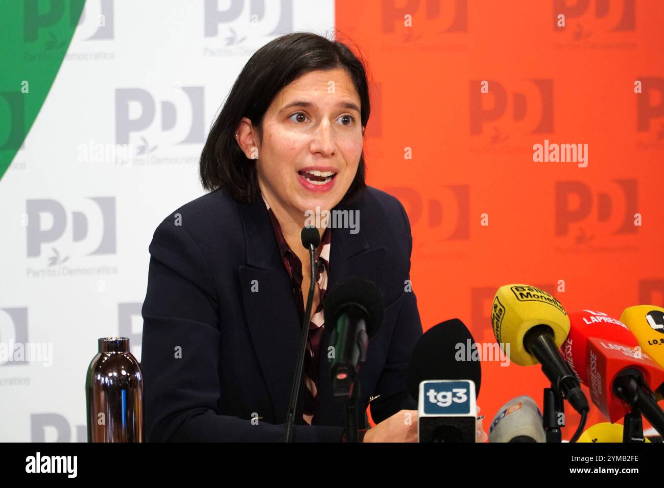 Nachrichten - Pressekonferenz von Elly Schlein, Sekretärin der Demokratischen Partei, nach dem Sieg der Mitte-Links bei den Regionalwahlen von Emilia Romagna und Umbria Elly Schlein, PD während der Pressekonferenz von Elly Schlein, Sekretärin der Demokratischen Partei, nach dem Sieg der Mitte-Links bei den Regionalwahlen von Emilia Romagna und Umbrien, Nachrichten in Rom, Italien, 20. November 2024 Rom Nazareno, Sitz der Demokratischen Partei Italien Copyright: XAlvex/Livex Livex 1616159 Stockfoto
