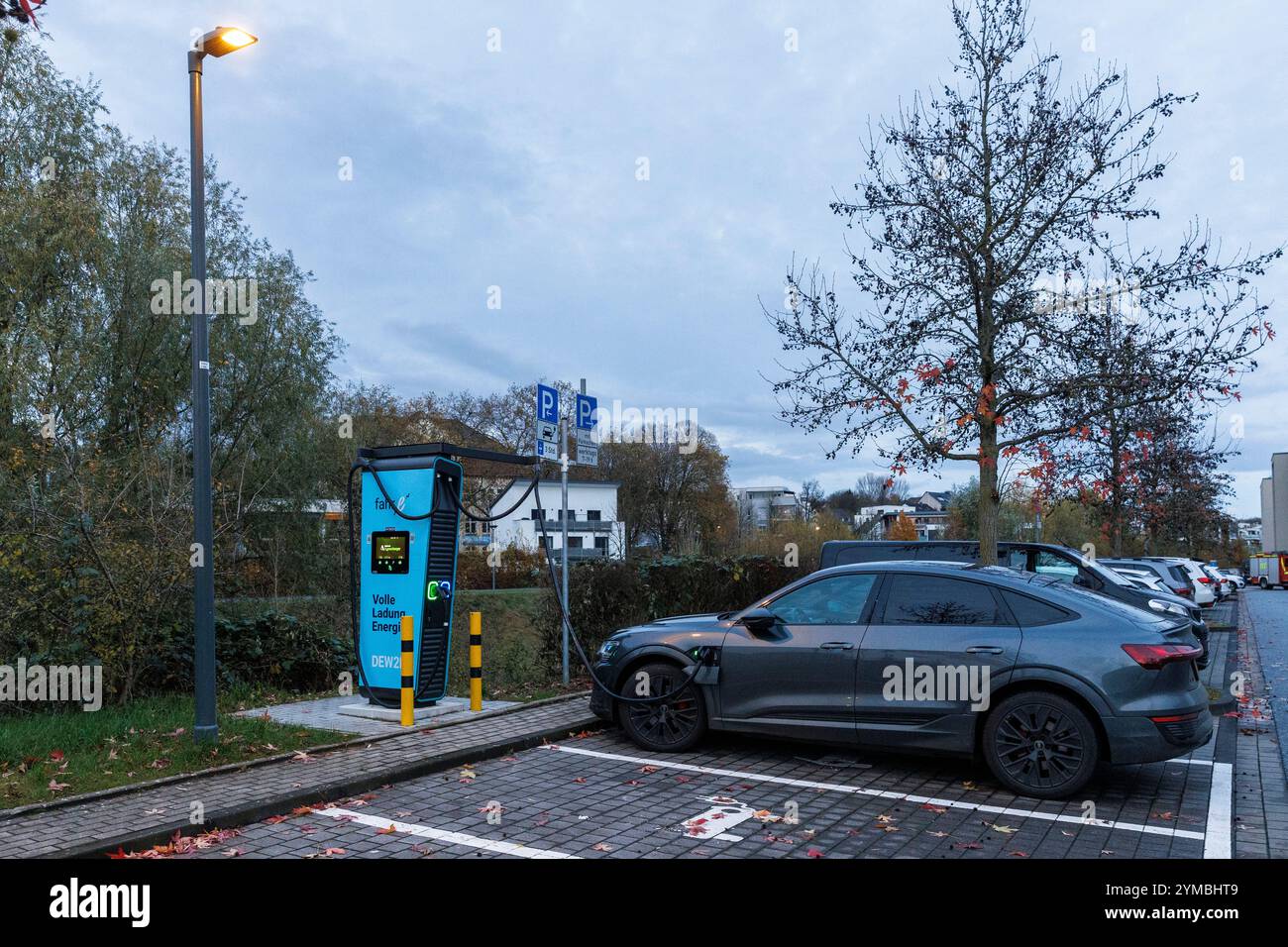 Alpitronic Hypercharger, Schnellladestation für Elektrofahrzeuge in der Nähe des Phönixsees im Stadtteil Hoerde in Dortmund, Nordrhein-Westfalen, Deutschland Stockfoto