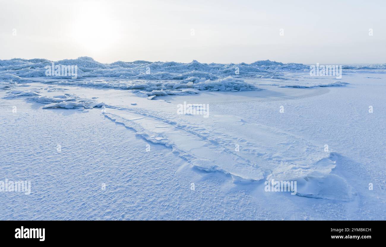 Landschaft mit gebrochenen Eissplittern, die an der Ostseeküste liegen. Eisbuckel Stockfoto