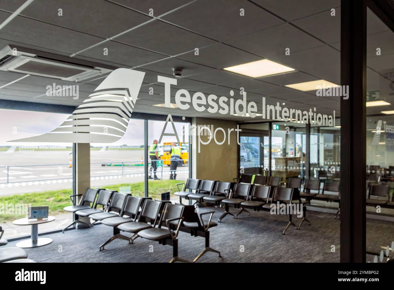 Blick durch das Fenster der Abflug Lounge, Teesside International Airport, Darlington, County Durham, England, UK Stockfoto