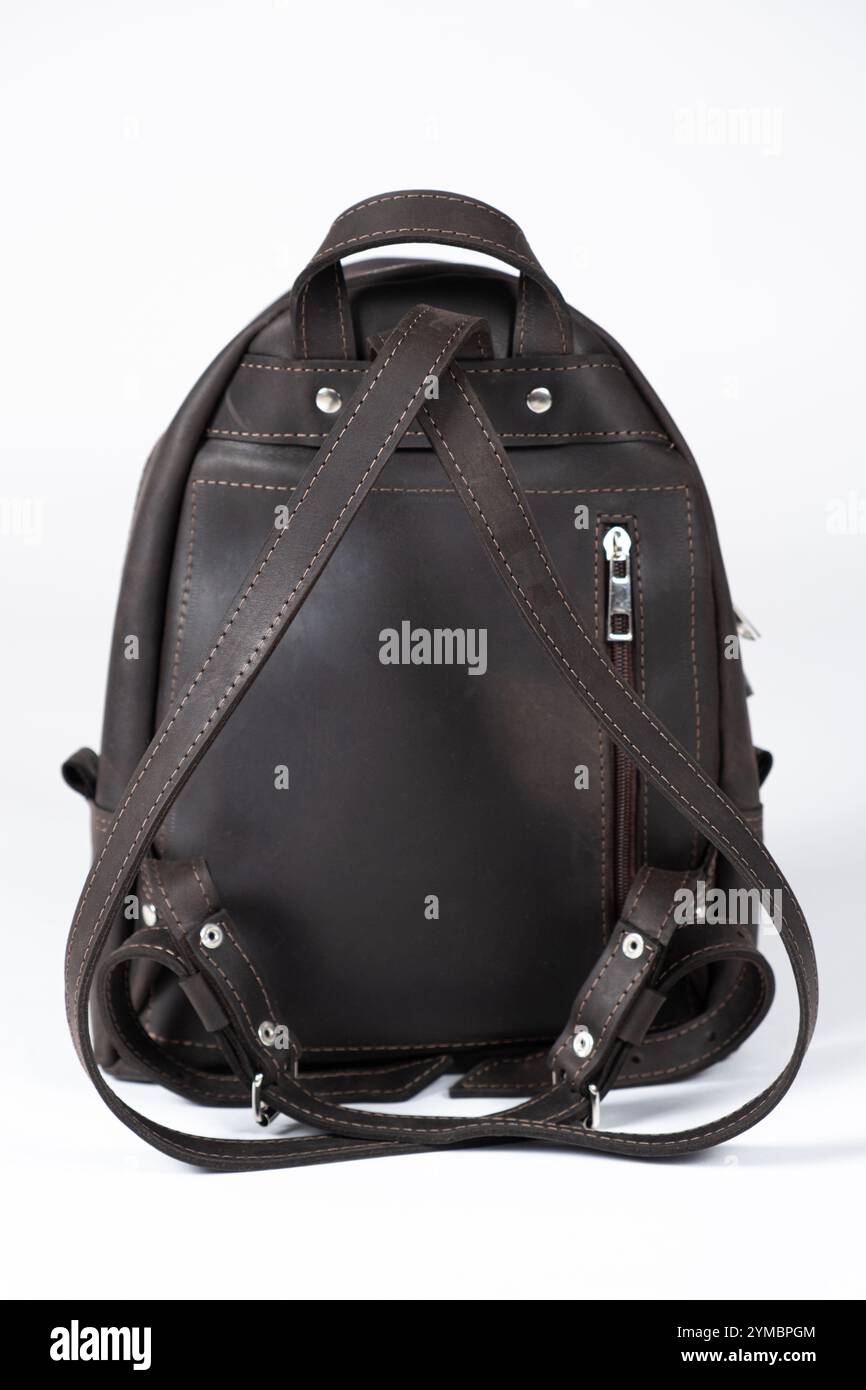 Lederrucksack für Damen auf weißem Hintergrund. Ledertaschen und -Rucksäcke. Stockfoto