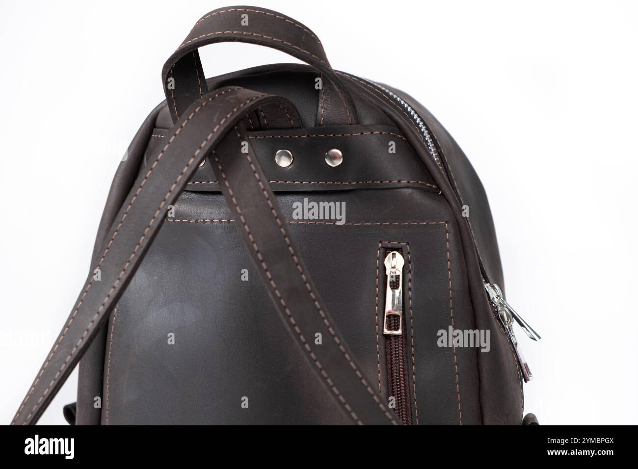 Lederrucksack für Damen auf weißem Hintergrund. Ledertaschen und -Rucksäcke. Stockfoto