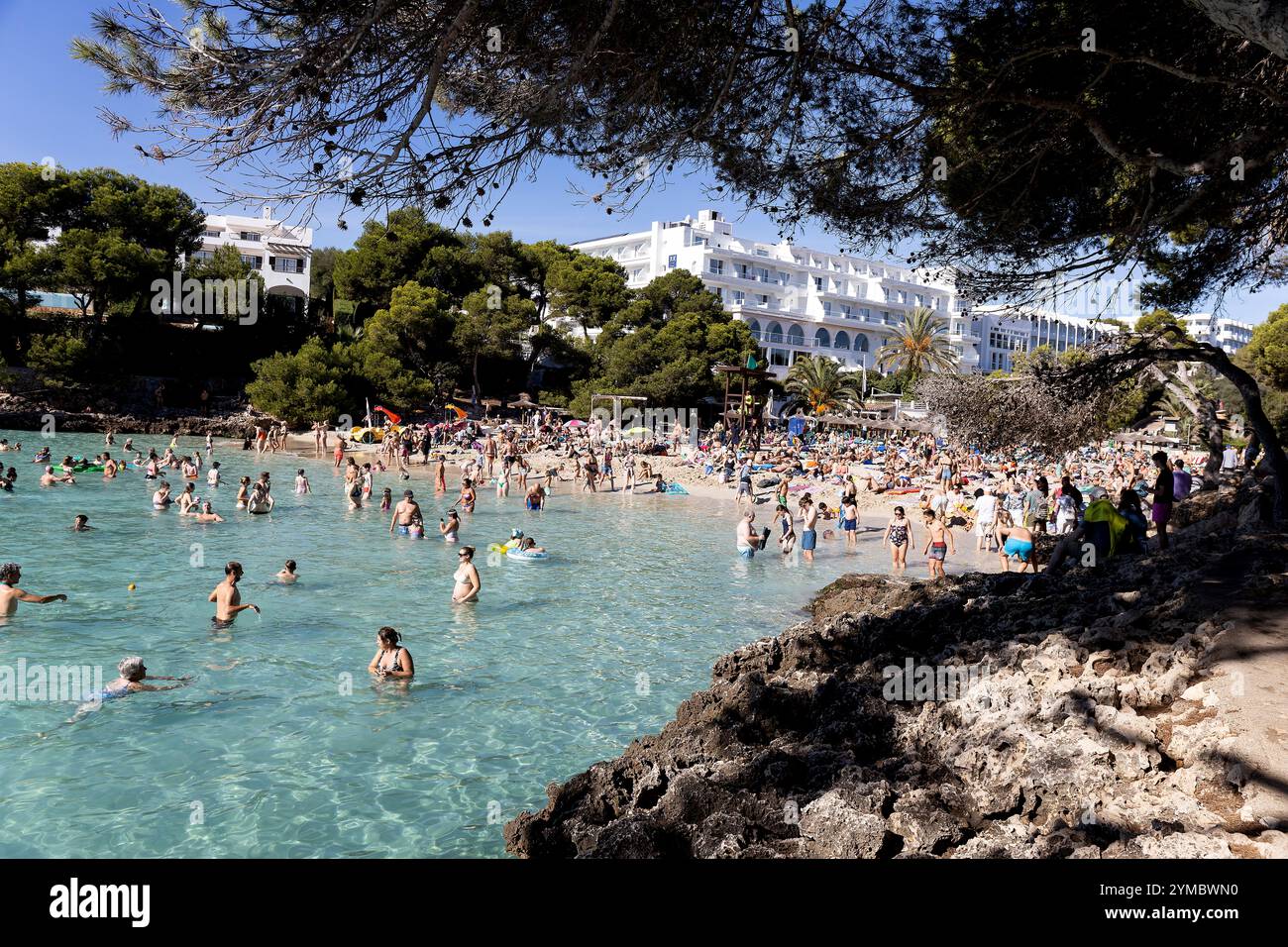 Allgemeiner Blick auf den Strand von cala d' Or auf der Insel Mallorca, die bei britischen Touristen beliebt ist. Stockfoto