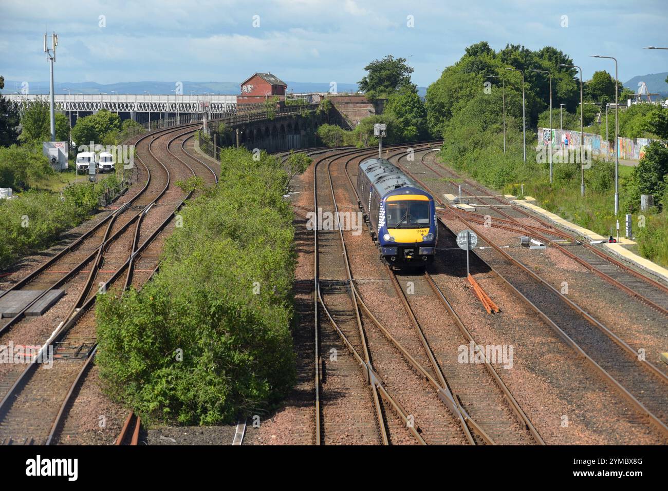 ScotRail-Zug nähert sich dem Bahnhof Dundee, Juni 2024 Stockfoto