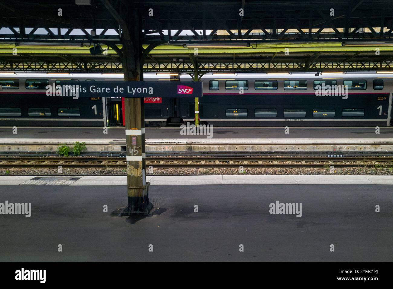 Paris, Frankreich. November 2024. Die Bahnsteige Gare de Lyon in Paris, Frankreich am 17. Oktober 2024. Mehrere Eisenbahngewerkschaften haben am Donnerstag, den 21. November, einen Streik ausgerufen. Die vier SNCF-Gewerkschaften CGT-Cheminots, Unsa-Ferroviaire, SUD-Rail und CFDT-Cheminots haben einen Streik ausgerufen, um die Demontage von Fret SNCF anzuprangern, um zu vermeiden, dass staatliche Beihilfen zurückzahlen müssen, die die Europäische Kommission für rechtswidrig hält. Die Eisenbahngewerkschaften schließen eine Verlängerung des Streiks im Dezember nicht aus. Foto: Laurent Coust/ABACAPRESS. COM Credit: Abaca Press/Alamy Live News Stockfoto