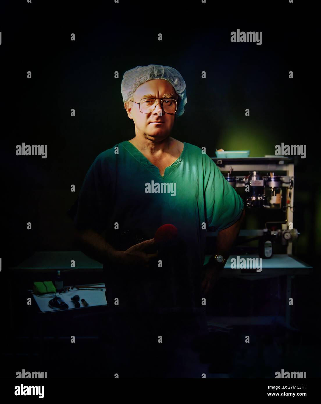 Donncha Ó Dúlaing (1933–2021) war ein irischer Sender, der landesweit und weltweit für seine kulturellen und traditionellen Musikprogramme bekannt war. In einer Studie berichtete er über eine Nierentransplantation im Krankenhaus Ibn al-bitar im Bezirk Karkh in Bagdad, Irak. Zum Zeitpunkt des Fotoshootings, etwa 1985, wurde das Krankenhaus von PARC, einer Tochtergesellschaft von Aer Lingus, im Namen der irakischen Regierung betrieben, wo Hunderte von irischen Mitarbeitern in allen Tätigkeitsbereichen tätig waren. Stockfoto