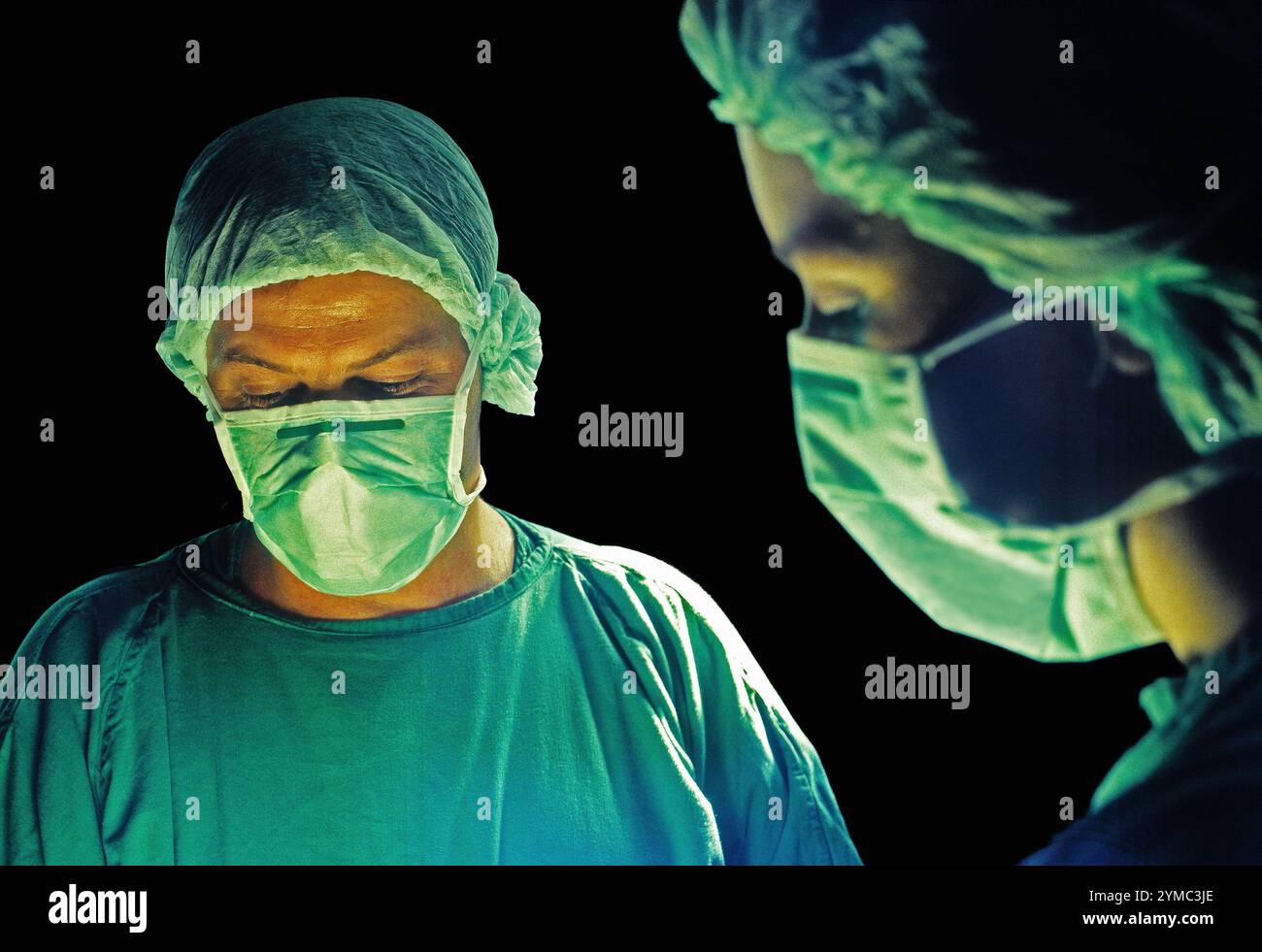 Chirurgie im Krankenhaus Ibn al-bitar im Bezirk Karkh in Bagdad, Irak. Zum Zeitpunkt des Fotoshootings um 1985 wurde das Krankenhaus von PARC, einer Tochtergesellschaft von Aer Lingus, im Namen der irakischen Regierung betrieben. Es bot den irakischen Bürgern einen hohen Versorgungsstandard, einschließlich Transplantationen, Herzoperationen und andere komplexe Verfahren. Hunderte von irischen Mitarbeitern arbeiteten dort in allen Bereichen, von denen einige während des Ersten Golfkrieges 1991 in Bagdad gefangen waren und damit die irische Beteiligung beendete. In der Nähe eines militärischen Ziels wurde es 2003 durch Bombenangriffe auf Schutt reduziert. Stockfoto
