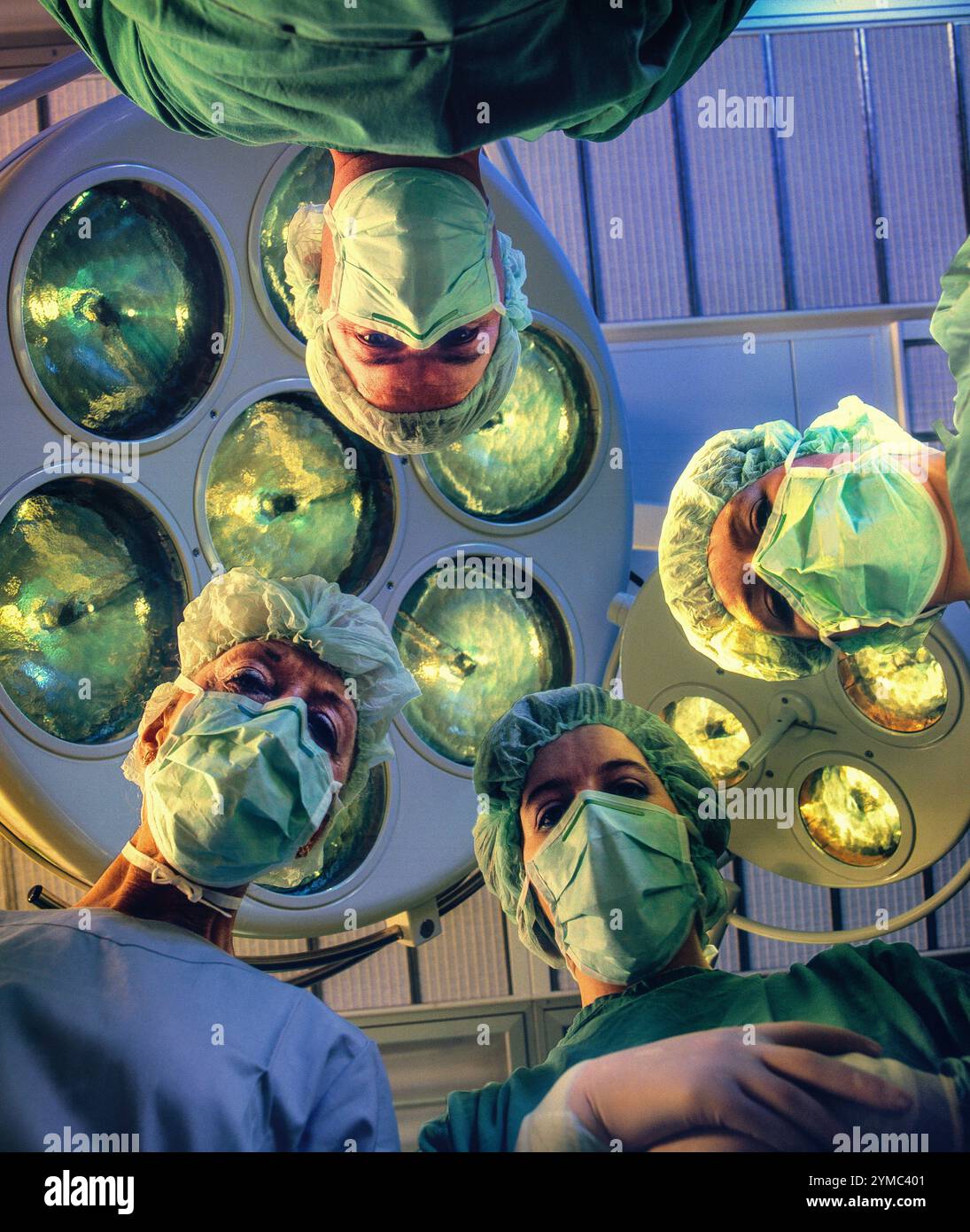 Chirurgie im Krankenhaus Ibn al-bitar im Bezirk Karkh in Bagdad, Irak. Zum Zeitpunkt des Fotoshootings um 1985 wurde das Krankenhaus von PARC, einer Tochtergesellschaft von Aer Lingus, im Namen der irakischen Regierung betrieben. Es bot den irakischen Bürgern einen hohen Versorgungsstandard, einschließlich Transplantationen, Herzoperationen und andere komplexe Verfahren. Hunderte von irischen Mitarbeitern arbeiteten dort in allen Bereichen, von denen einige während des Ersten Golfkrieges 1991 in Bagdad gefangen waren und damit die irische Beteiligung beendete. In der Nähe eines militärischen Ziels wurde es 2003 durch Bombenangriffe auf Schutt reduziert. Stockfoto
