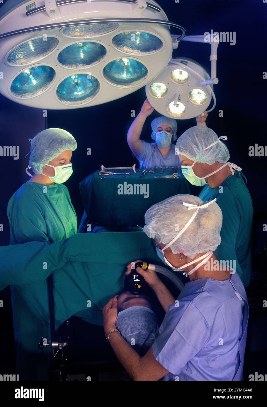Chirurgie im Krankenhaus Ibn al-bitar im Bezirk Karkh in Bagdad, Irak. Zum Zeitpunkt des Fotoshootings um 1985 wurde das Krankenhaus von PARC, einer Tochtergesellschaft von Aer Lingus, im Namen der irakischen Regierung betrieben. Es bot den irakischen Bürgern einen hohen Versorgungsstandard, einschließlich Transplantationen, Herzoperationen und andere komplexe Verfahren. Hunderte von irischen Mitarbeitern arbeiteten dort in allen Bereichen, von denen einige während des Ersten Golfkrieges 1991 in Bagdad gefangen waren und damit die irische Beteiligung beendete. In der Nähe eines militärischen Ziels wurde es 2003 durch Bombenangriffe auf Schutt reduziert. Stockfoto