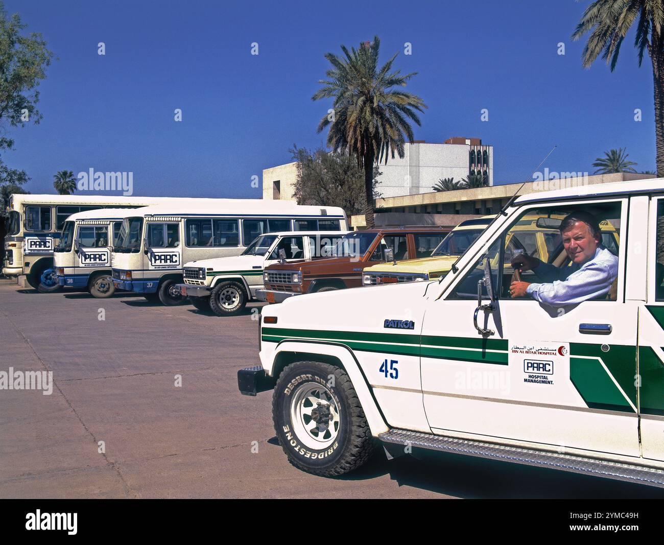 Flottendirektor und Flotte auf dem Gelände des Ibn al-bitar Krankenhauses im Bezirk Karkh in Bagdad, Irak. Zum Zeitpunkt des Fotoshootings um 1985 wurde das Krankenhaus von PARC, einer Tochtergesellschaft von Aer Lingus, im Namen der irakischen Regierung betrieben. Es bot den irakischen Bürgern einen hohen Versorgungsstandard, einschließlich Transplantationen, Herzoperationen und andere komplexe Verfahren. Hunderte von irischen Mitarbeitern arbeiteten dort in allen Bereichen, von denen einige während des Ersten Golfkrieges 1991 in Bagdad gefangen waren und damit die irische Beteiligung beendete. Stockfoto