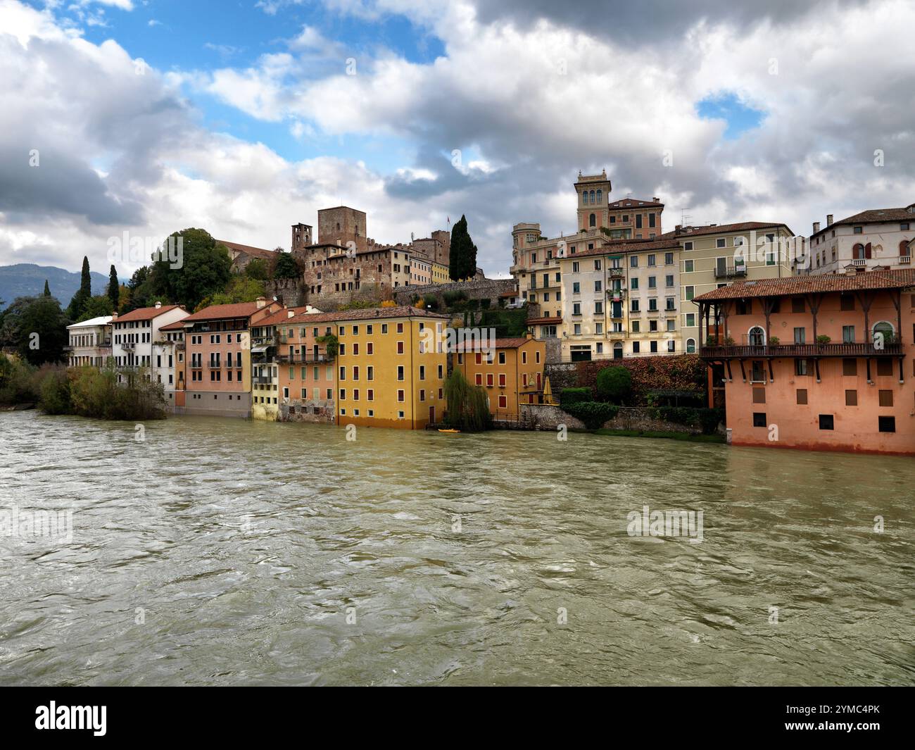 Landschaft von der alten Brücke über den Fluss Brenta, in Bassano del Grappa in Italien Stockfoto