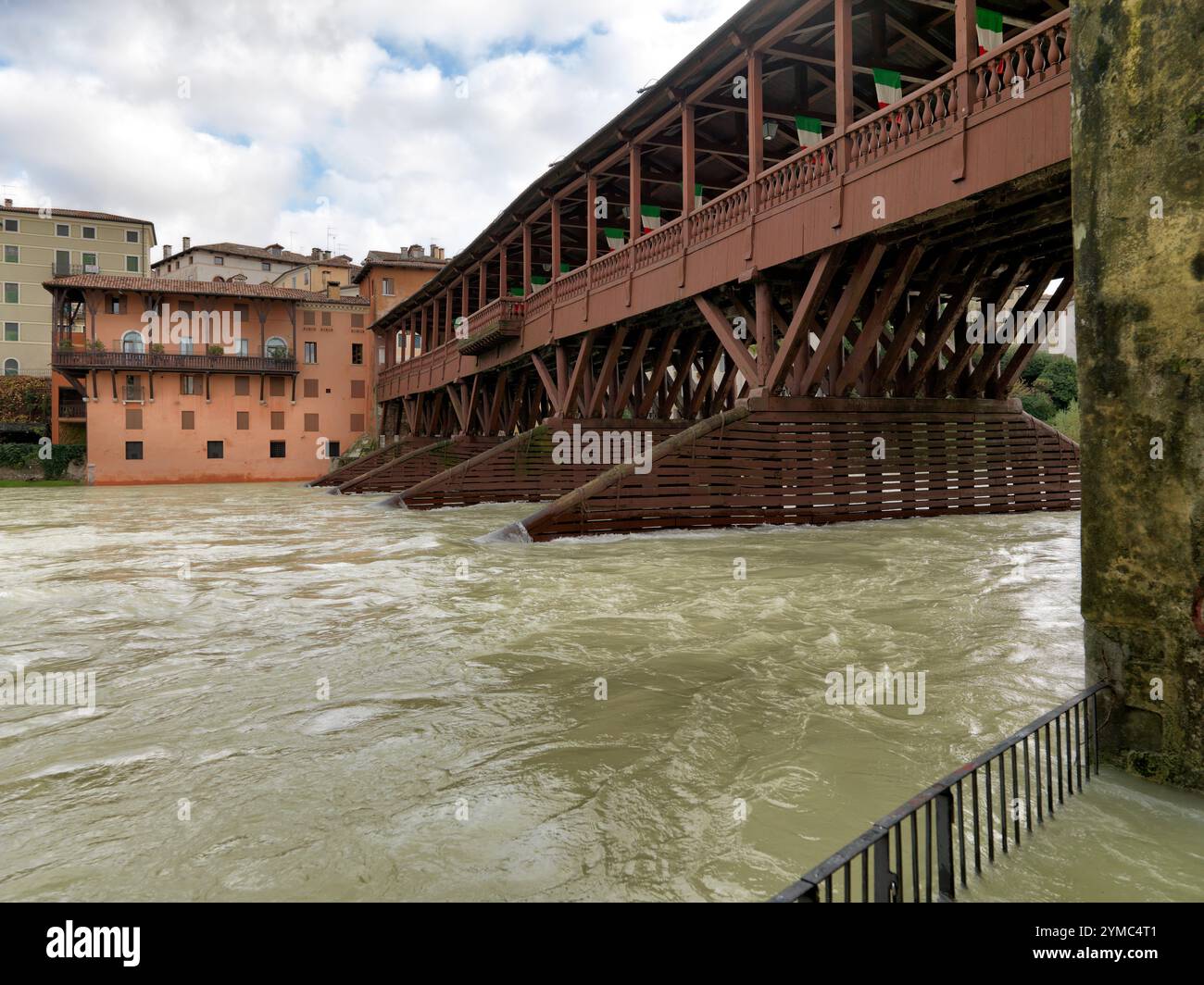 Landschaft mit alter Alpenbrücke, in Bassano del Grappa in Italien Stockfoto