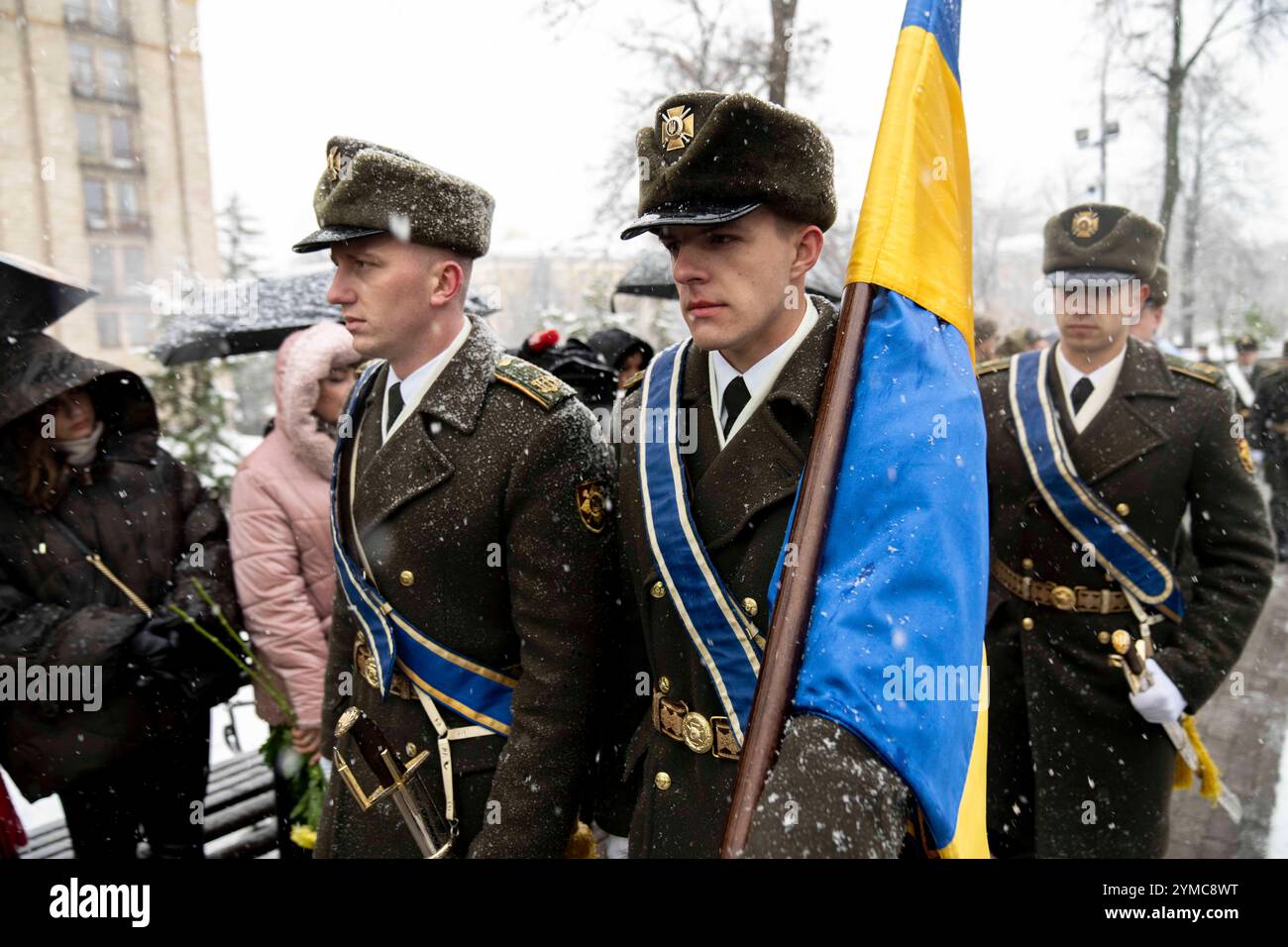 Ukrainische Soldaten zum Gedenken an den Tag der würde und Freiheit. Es wird ein interreligiöses Gebet für die Ukraine und ihre Freiheitskämpfer und eine Zeremonie zu Ehren gefallener Verteidiger abgehalten. Der Tag der würde erinnert an die Jahrestage zweier Schlüsselmomente in der Geschichte der Ukraine, der Orangen Revolution von 2004 und der Revolution der würde von 2013. Stockfoto