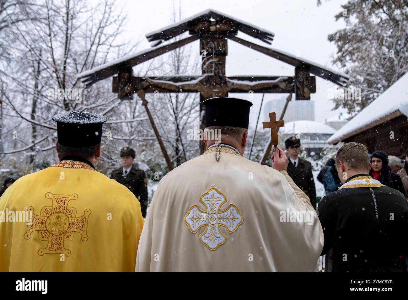 Orthodoxe Priester zum Gedenken an den Tag der würde und Freiheit. Es wird ein interreligiöses Gebet für die Ukraine und ihre Freiheitskämpfer und eine Zeremonie zu Ehren gefallener Verteidiger abgehalten. Der Tag der würde erinnert an die Jahrestage zweier Schlüsselmomente in der Geschichte der Ukraine, der Orangen Revolution von 2004 und der Revolution der würde von 2013. Stockfoto